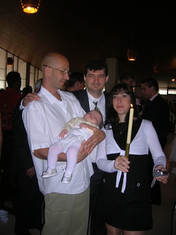 dans les bras de papa avec mon parrain et ma marraine